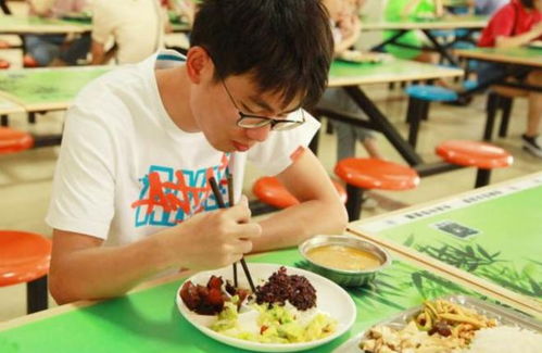 校方回应家长吐槽食堂生肉是臭的