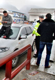 车主高速遇到陪跑 分开时打双闪告别
