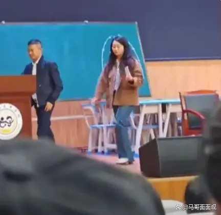 昆明学校臭肉事件，校长免职的背后与反思