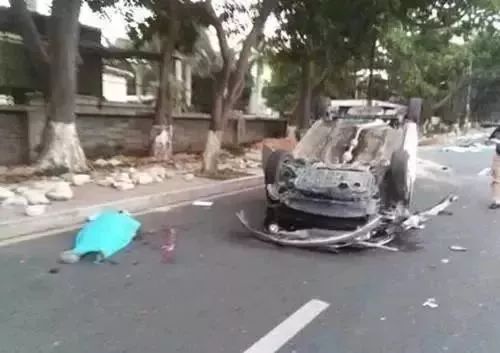 男子连续驾车11小时带着全家翻车事件