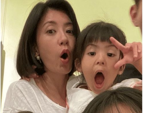 贾静雯不顾女儿反对临时剪短发