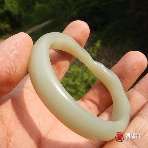 广东女孩慧眼独具，八年前的金手镯翻三倍售出