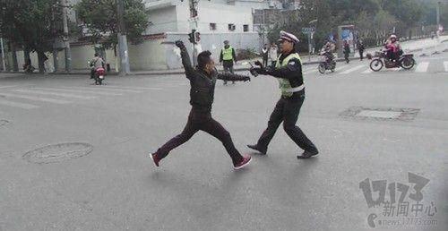 悲剧的瞬间，68岁司机与交警的肢体冲突事件