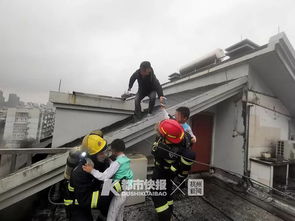 河北一公寓起火，21人被困楼顶，紧急救援行动纪实