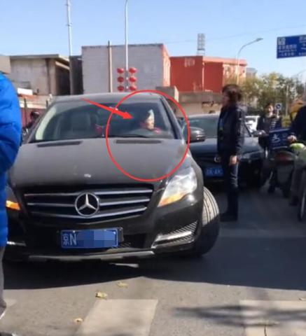 交警霸气执法，女子接孩子车停路中间事件纪实