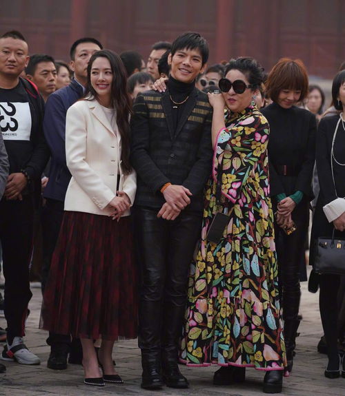 向佐穿向太衣服走红毯，时尚的跨界演绎