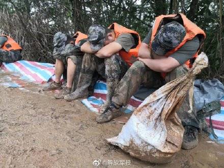 加沙孩子睡在妈妈坟墓上_