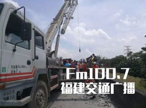 货车爆胎把旁边小车“车屁股”吹跑了_货车在我旁边爆胎