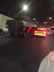 私家车撞上军用装甲车 现场曝光