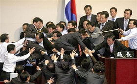 现场：韩国国会门前出现冲突