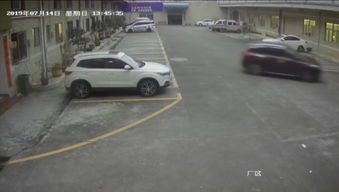 司机疑误踩油门 su7穿墙撞上商务车