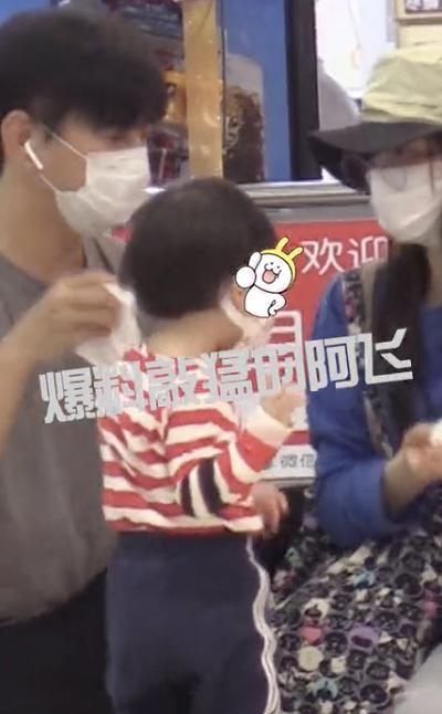 刘诗诗抱儿子逛超市母爱满满