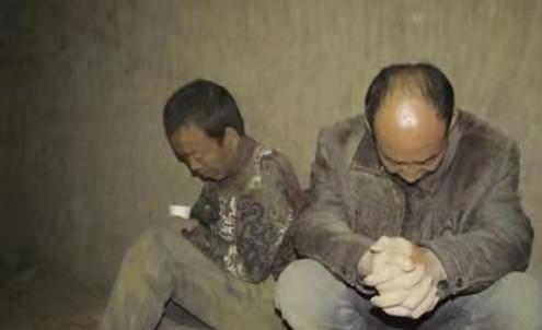 埃及两男子从海底偷数百件文物被捕