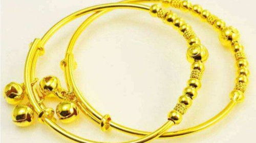 全红婵妈妈收女儿金镯儿子金链