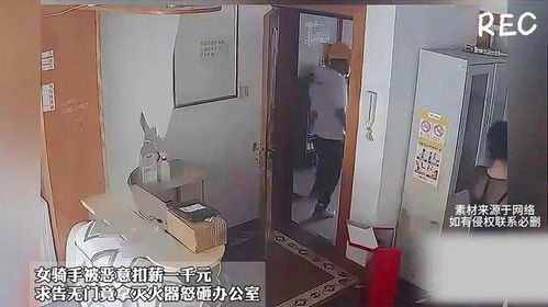 女子砸自家墙结果砸出了隔壁的柜子