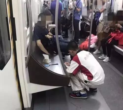 男生看到地铁座椅血迹主动擦干净