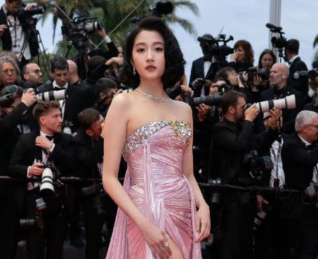 唐嫣戛纳红毯飞吻