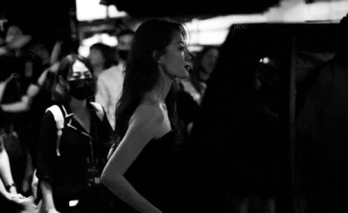 周也戛纳红毯前不忘补妆