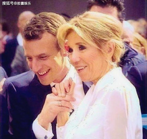 马克龙伸手扶妻子下飞机遭无视
