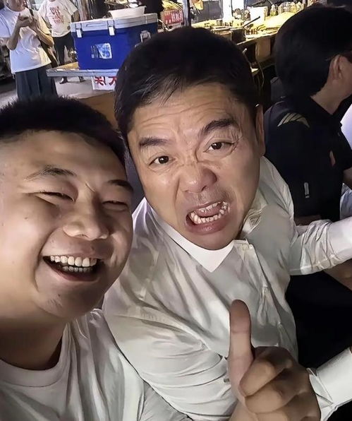刘强东直播炒菜调侃马云