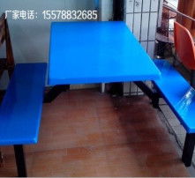 快餐店回应员工用筷子桶装水擦桌椅