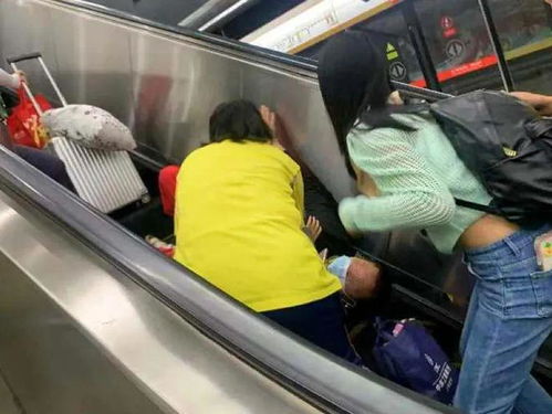 年轻情侣忘情接吻险从扶梯摔下