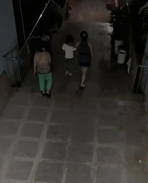 女孩在同学家玩没人接：其父家中离世