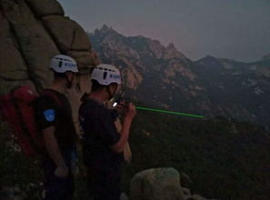 驴友爬山捡到毒蛇后轮流抚摸