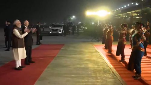 普京抵达印度 莫迪亲自到机场迎接 普京抵达印度 莫迪亲自到机场迎接