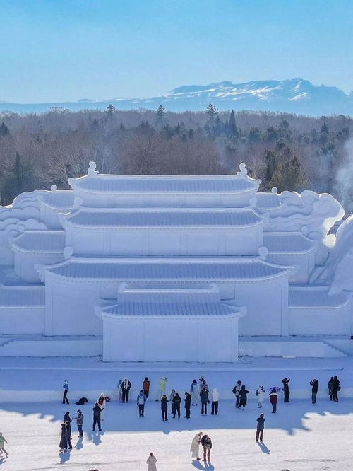 长白山巨型雪雕“云顶天宫”收工