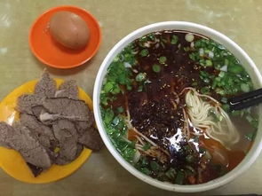 大学生吐槽牛肉面无蛋竟遭商家索赔，消费权益与商业道德的碰撞
