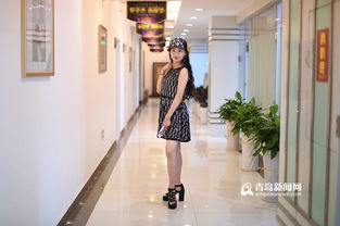 女大学生神似刘亦菲，引来众人围观合影