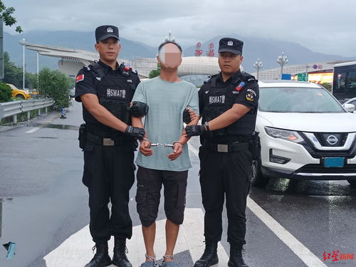 民警用羽绒服遮挡嫌疑人手铐