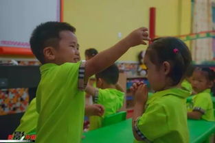 小孩姐表演武术听取同学们哇声一片