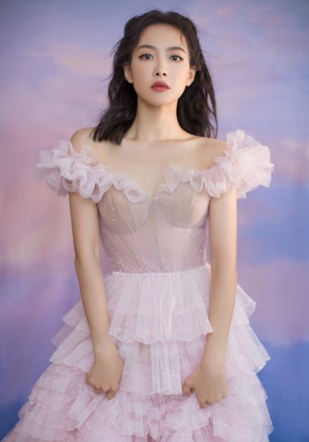 赵丽颖带儿子看烟花 母子侧脸超像