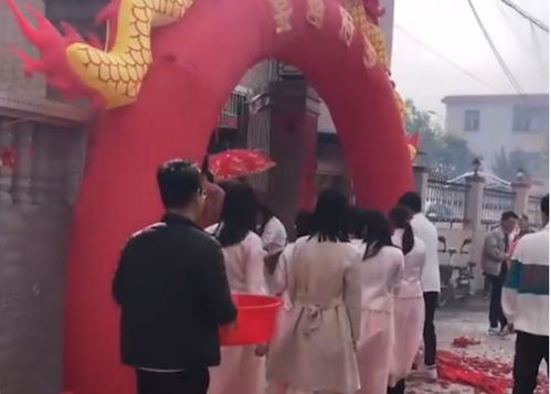 新娘出嫁跪拜父母遗像哭喊我走了 新娘出嫁跪拜父母遗像哭喊我走了