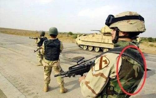 俄军士兵穿防弹背心徒手排爆