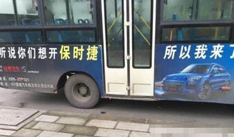 娃坐公交车突然看到自己的巨幅海报
