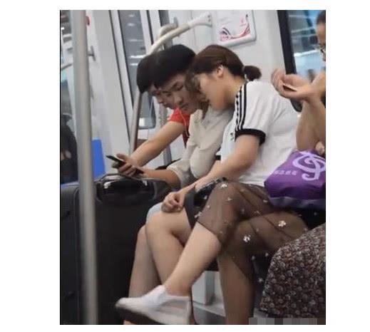 女子地铁内躺地上睡着 称是太困了