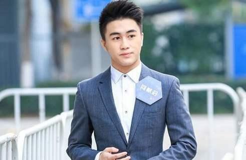 陈坤儿子大学毕业 父子俩合照庆祝