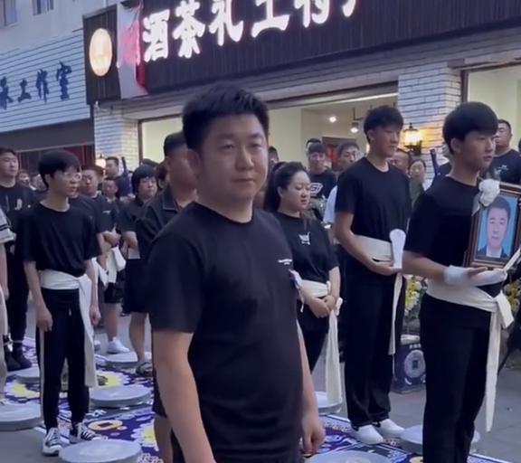 杨少华出殡场面盛大 百辆豪车送行
