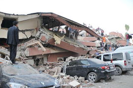 日本地震当地居民拍下自家书柜倒塌